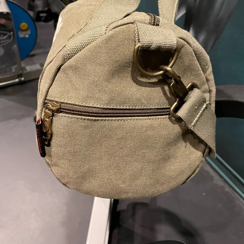 Gym Bag (small duffle) … LIKE NEW!….. UNISEX!!